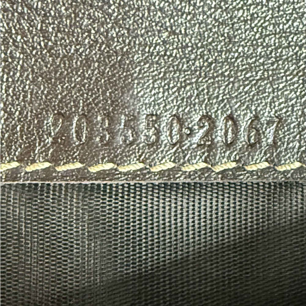 Gucci Tan and Brown Heart Clasp Wallet - Picture 17 of 17